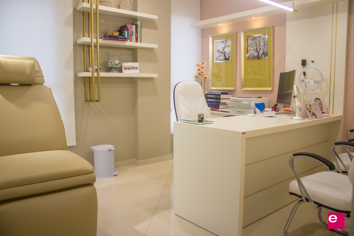 Foto profissional da Dra. Tatiana Dias em seu consultório em Niterói.